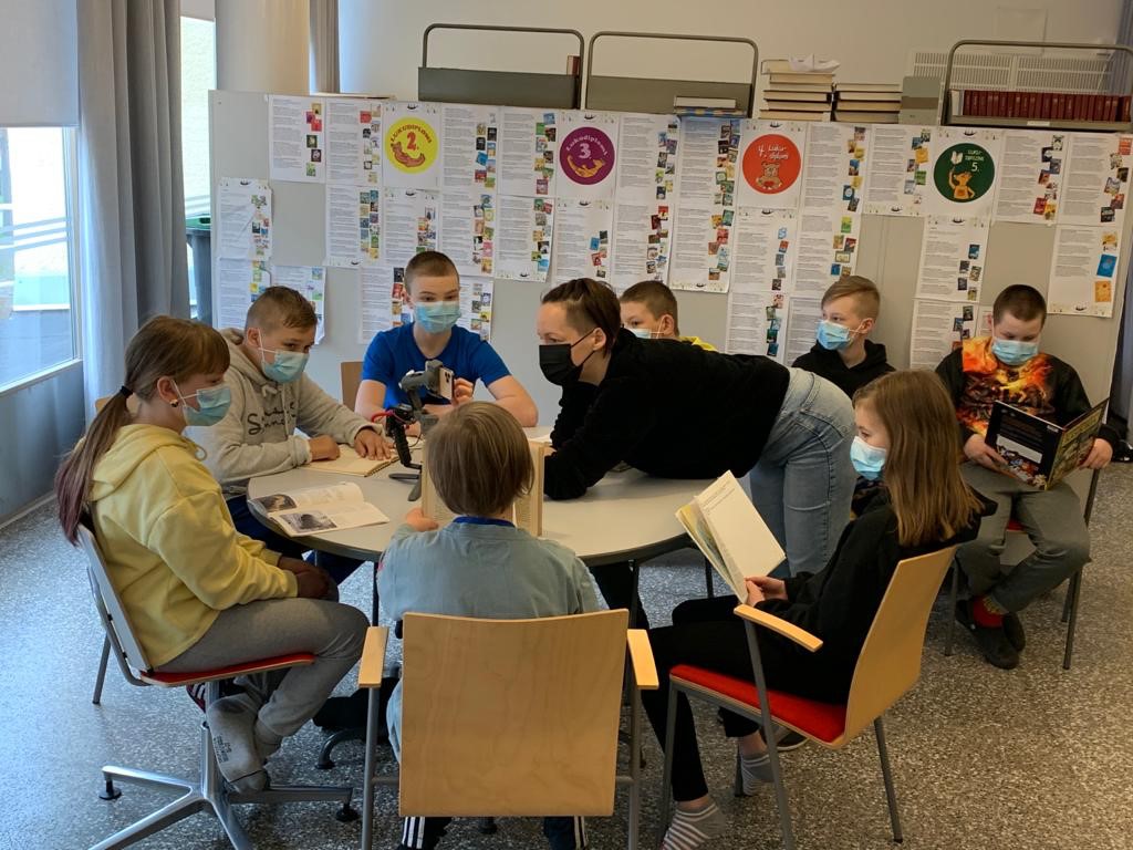 Kärpäsen koulun 5ab-luokka_Ylen uutisluokka uutistyössään