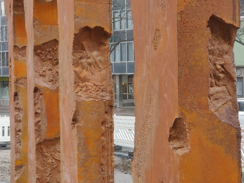 Yksityiskohta Kylän Portti -teoksesta