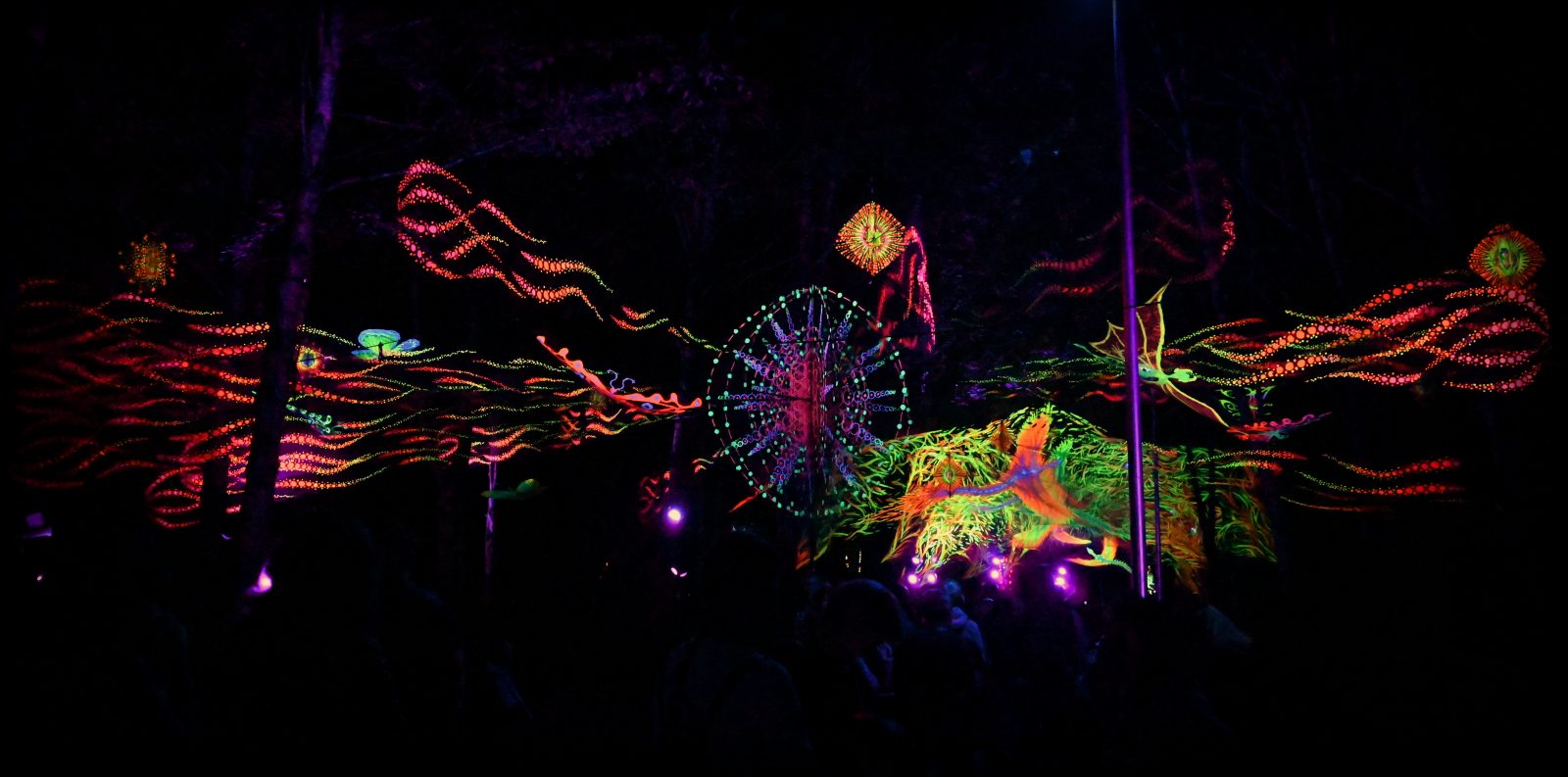 Flowers of life -ryhman Magical park -teoskokonaisuus Siauliaissa Liettuassa-syyskuulta-2021.-kokonaisuudesta osa nähdään myös kirkkopuistossa.