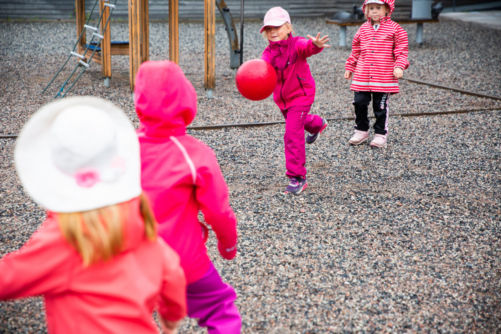 Lapsia leikkimässä