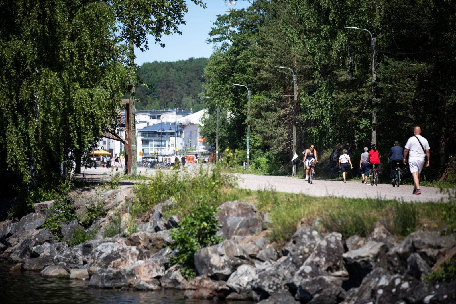Kuva satamaraitin kävelijöistä ja pyöräilijöistä