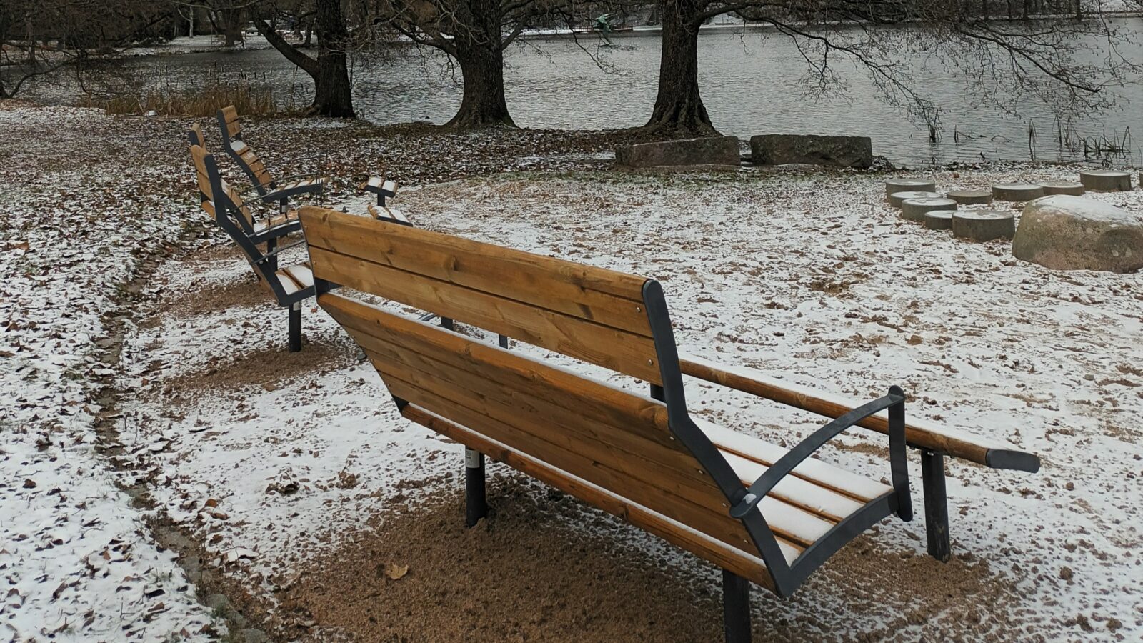 Kuva puiston penkeistä