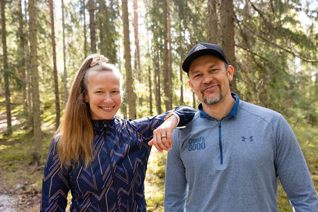 Milla ja Jukka-Pekka Peltonen metsässä.