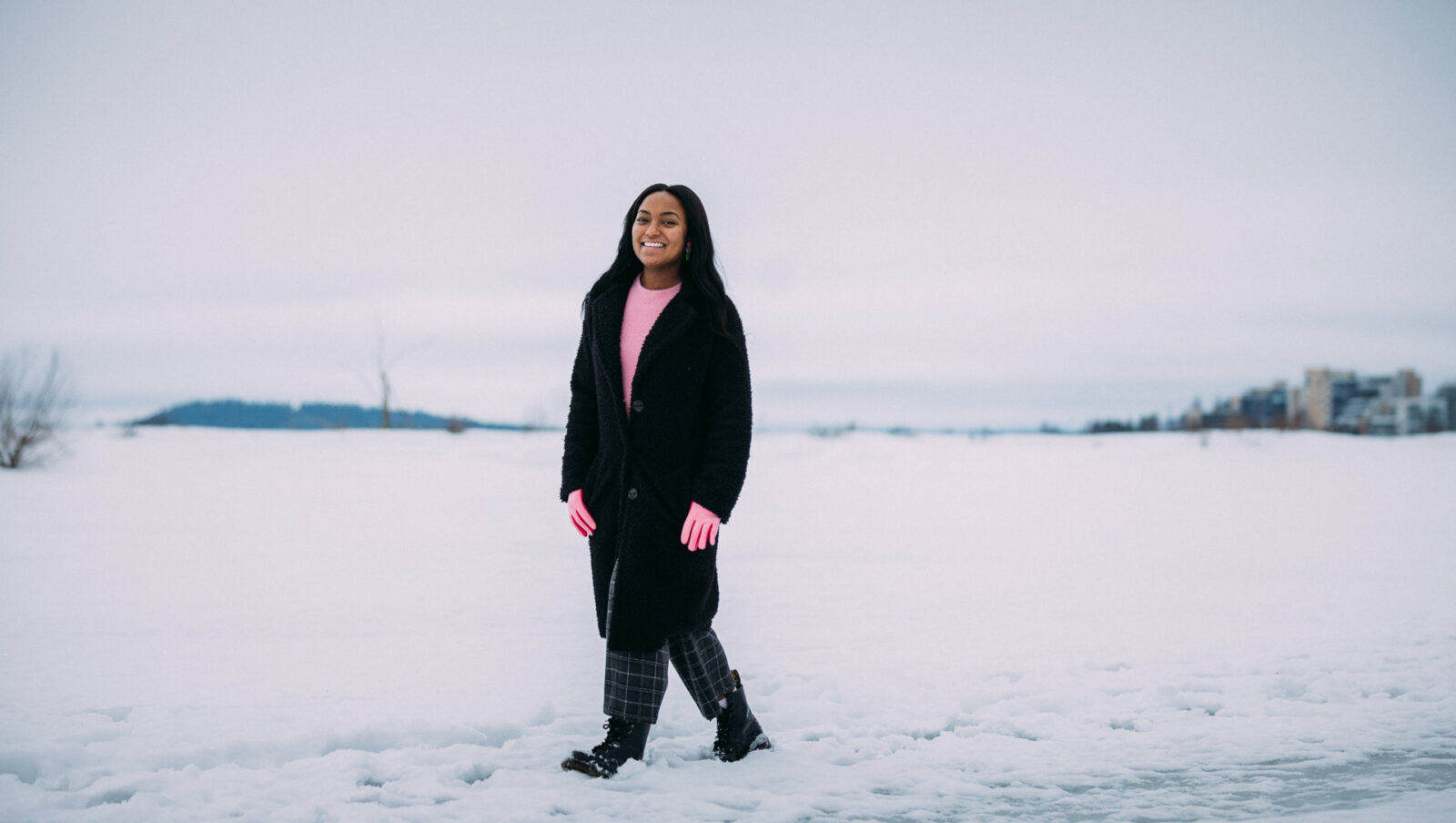 Henkilö kävelee talvisessa maisessa.