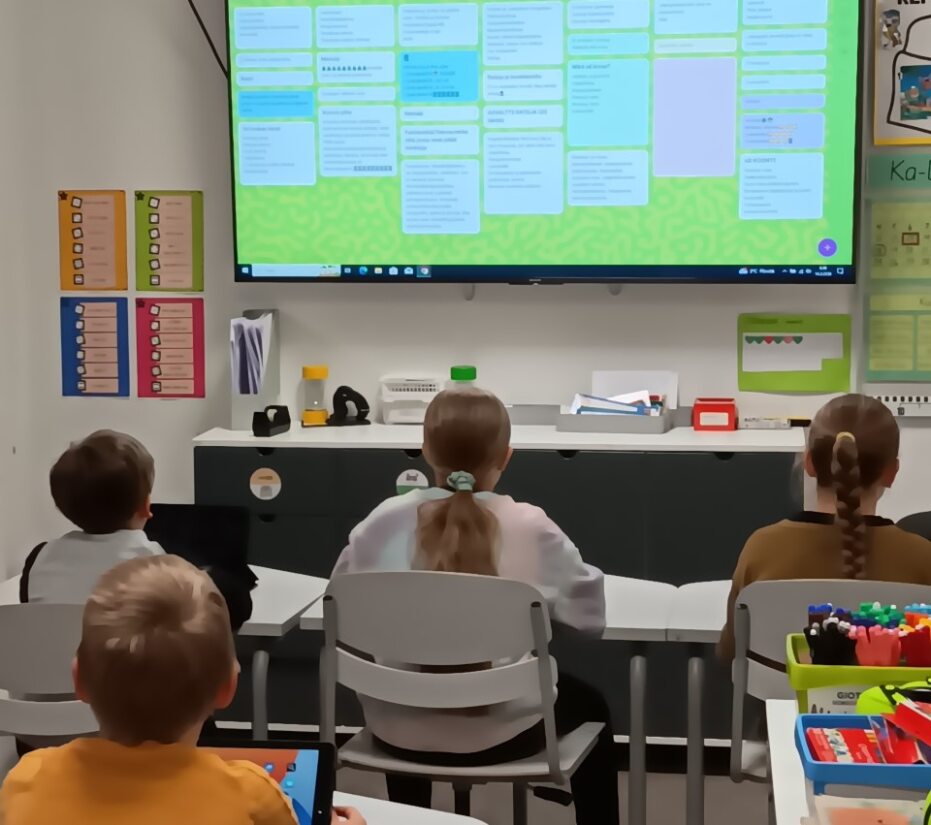 Myllypohjan monitoimitalon oppilaat ideoimassa unelmien pihaa