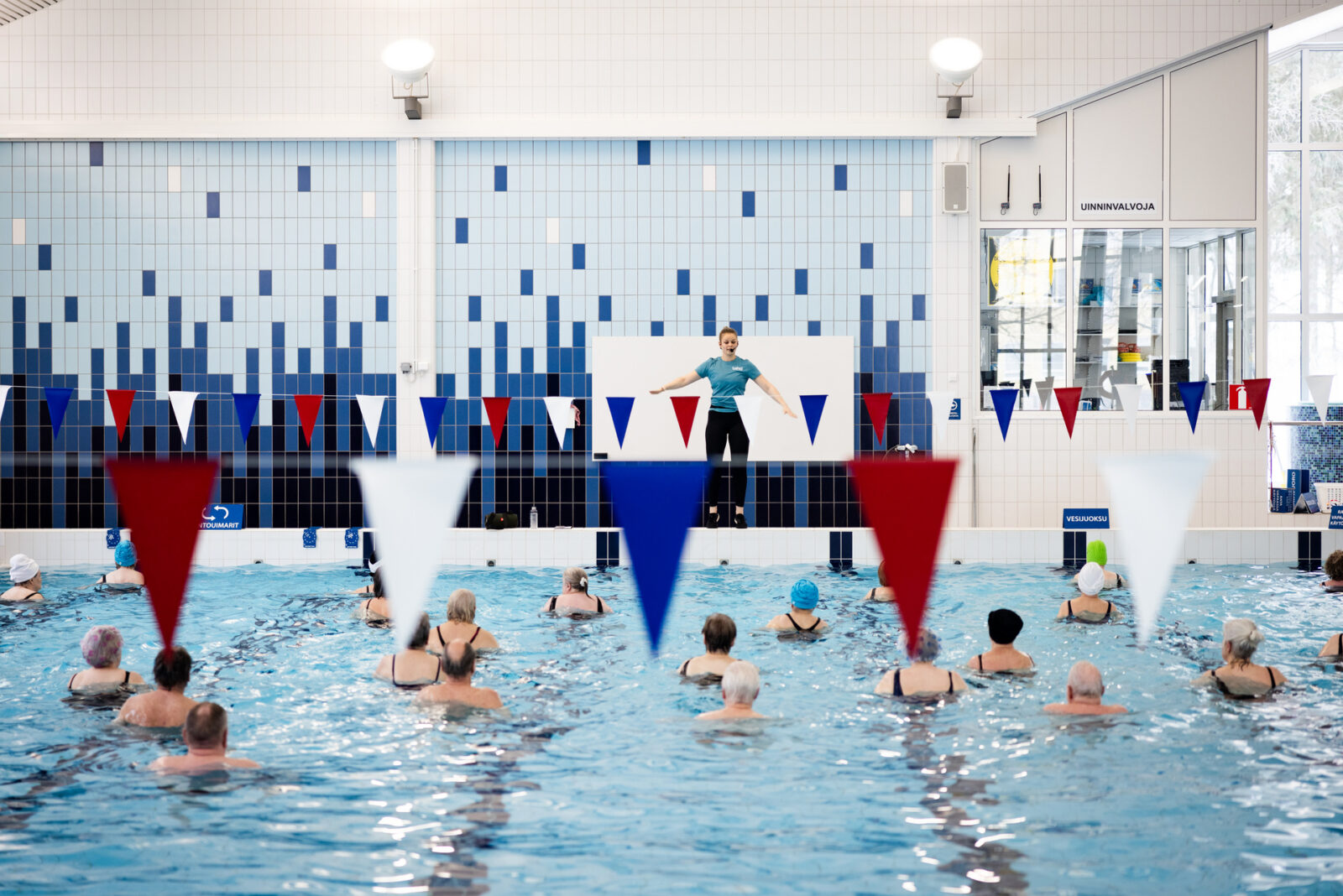 Ihmisiä vesivoimistelemassa uimahallissa.