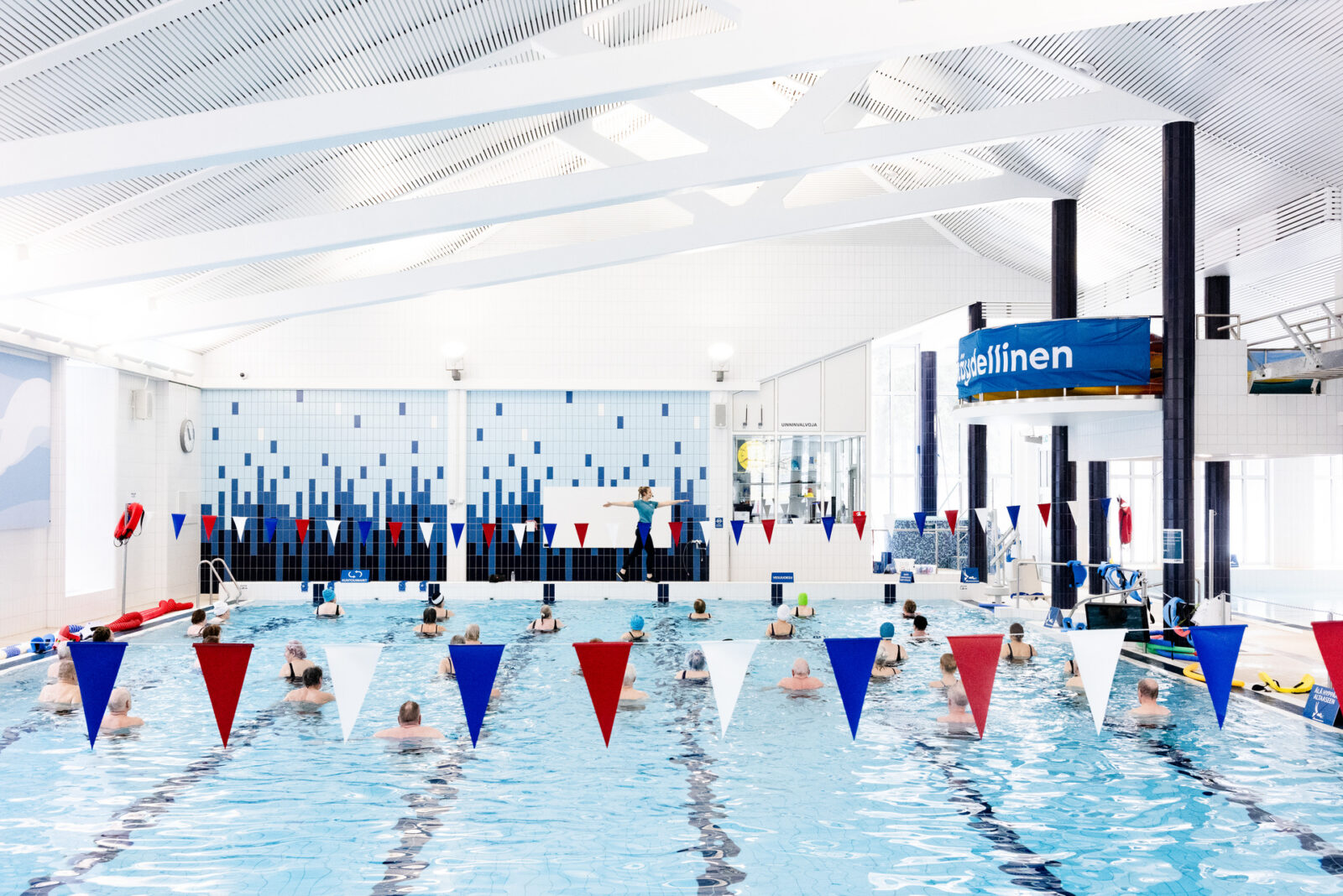 Ihmisiä vesivoimistelemassa uimahallissa.