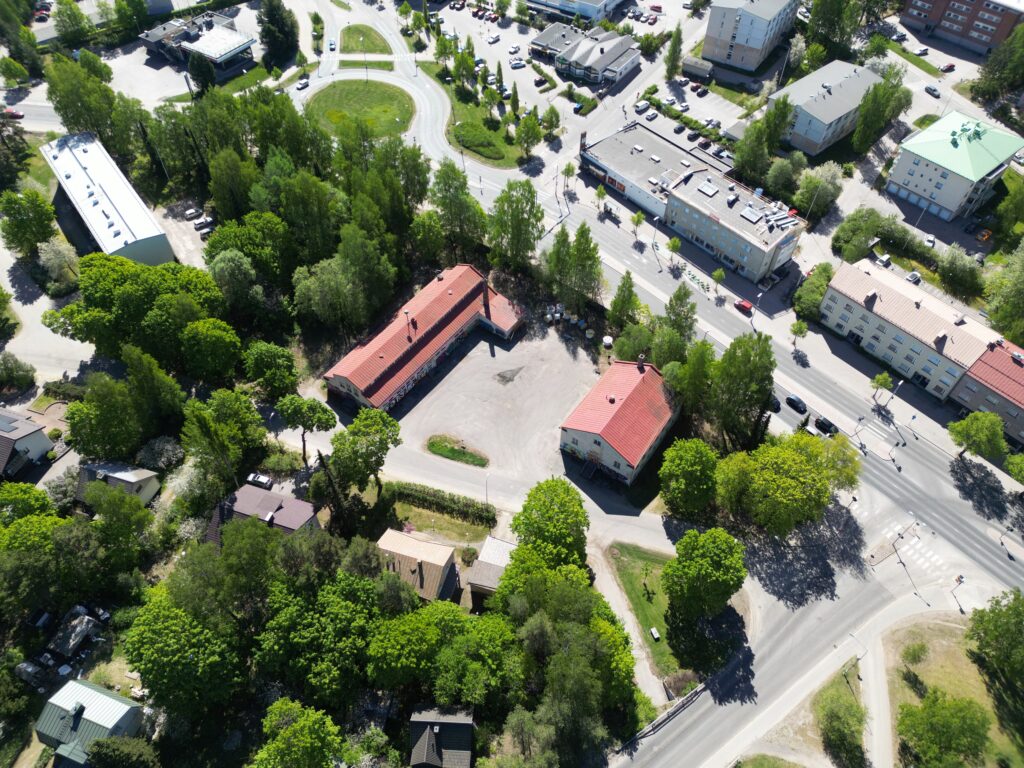 Ilmakuva osoitteesta Möysänkatu 5 ja 5b, entiset VPK:n rakennukset Karjalankadun ja Möysänkadun välissä.