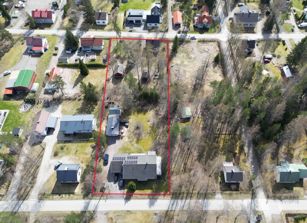 Ilmakuva tasaisesta omakotialueesta keväällä, jolloin kasvillisuus vähän jo vihertää. Tontit on suorakulmioita.