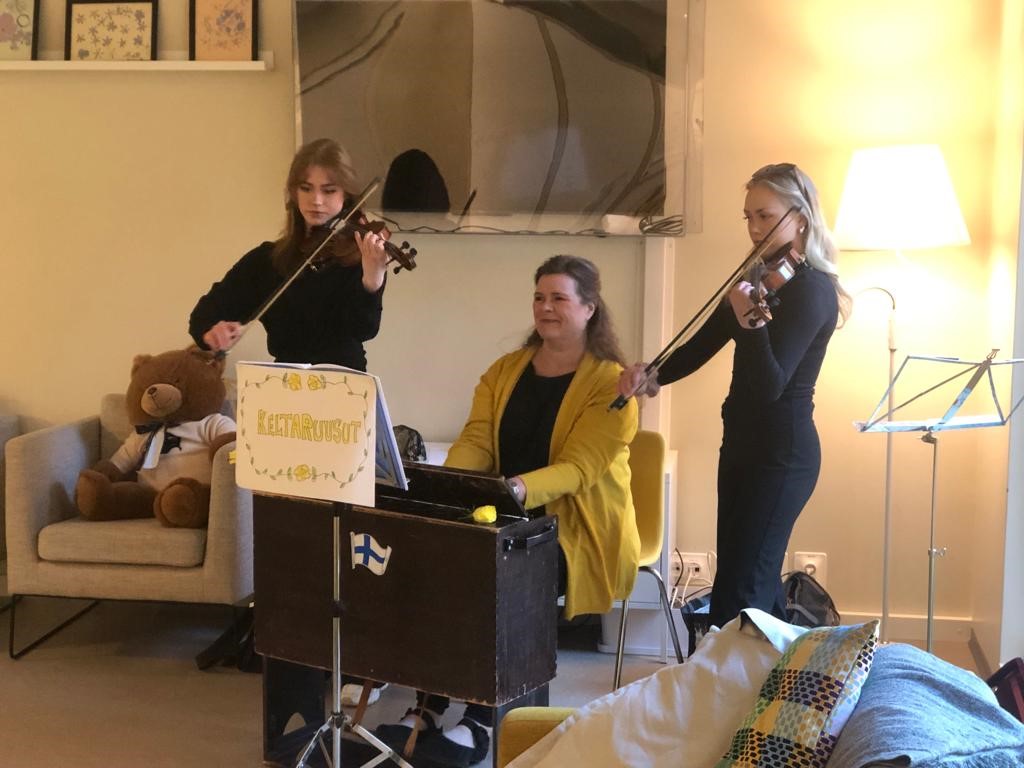 Keltaruusut esiintymässä palvelukodeissa 2023