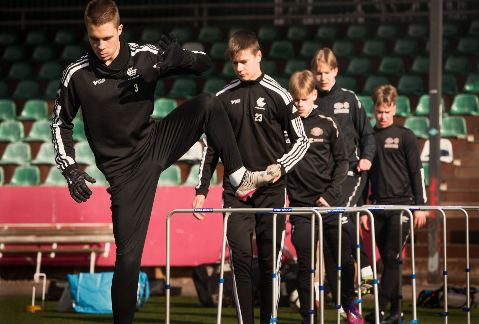 Lukiolaisia aitajuoksemassa