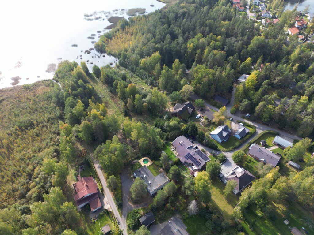 Ilmakuva Valkamankadun pientaloalueesta. Taustalla siintää Vesijärvi.