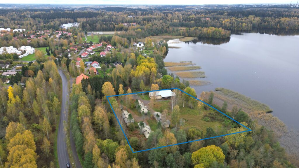 Ilmakuva, jossa näkyy Alasenjärveä ja omakotitaloaluetta.