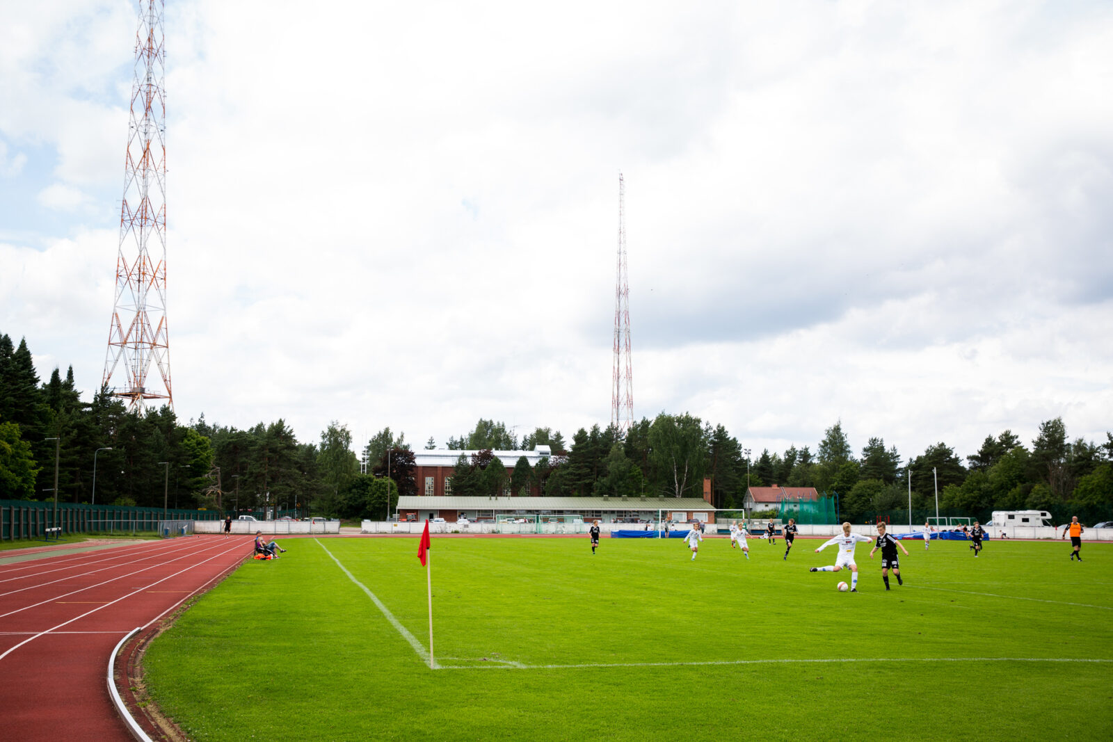 Jalkapallopeli Radiomäenkentällä kesällä