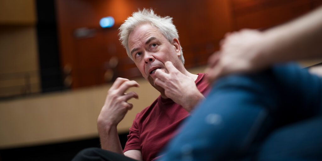 Henkilökuva Sinfonia Lahden kapellimestarti Hannu Linnusta kesken keskustelun.