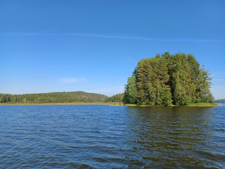 Kuvassa kesäinen Arrajärvi