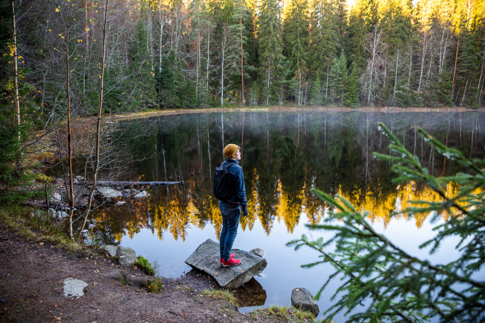 Mies lammen rannalla