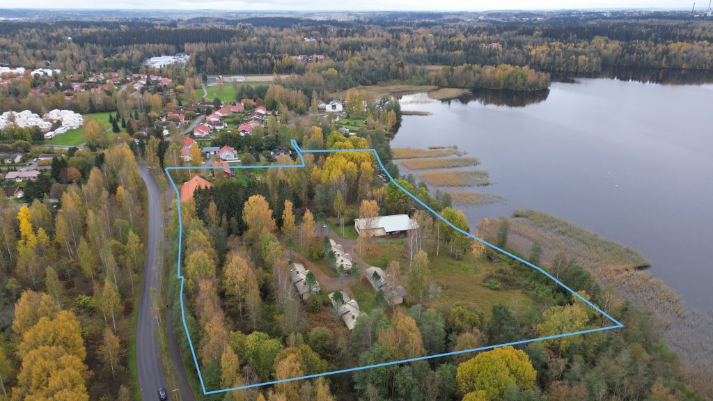 Ilmakuvassa metsäistä asuinaluetta ja Alasenjärveä.