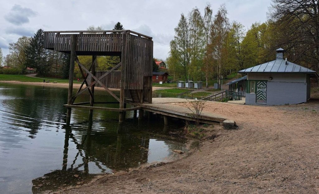 Mytäjäisten uimarannan hyppytorni ja laituri