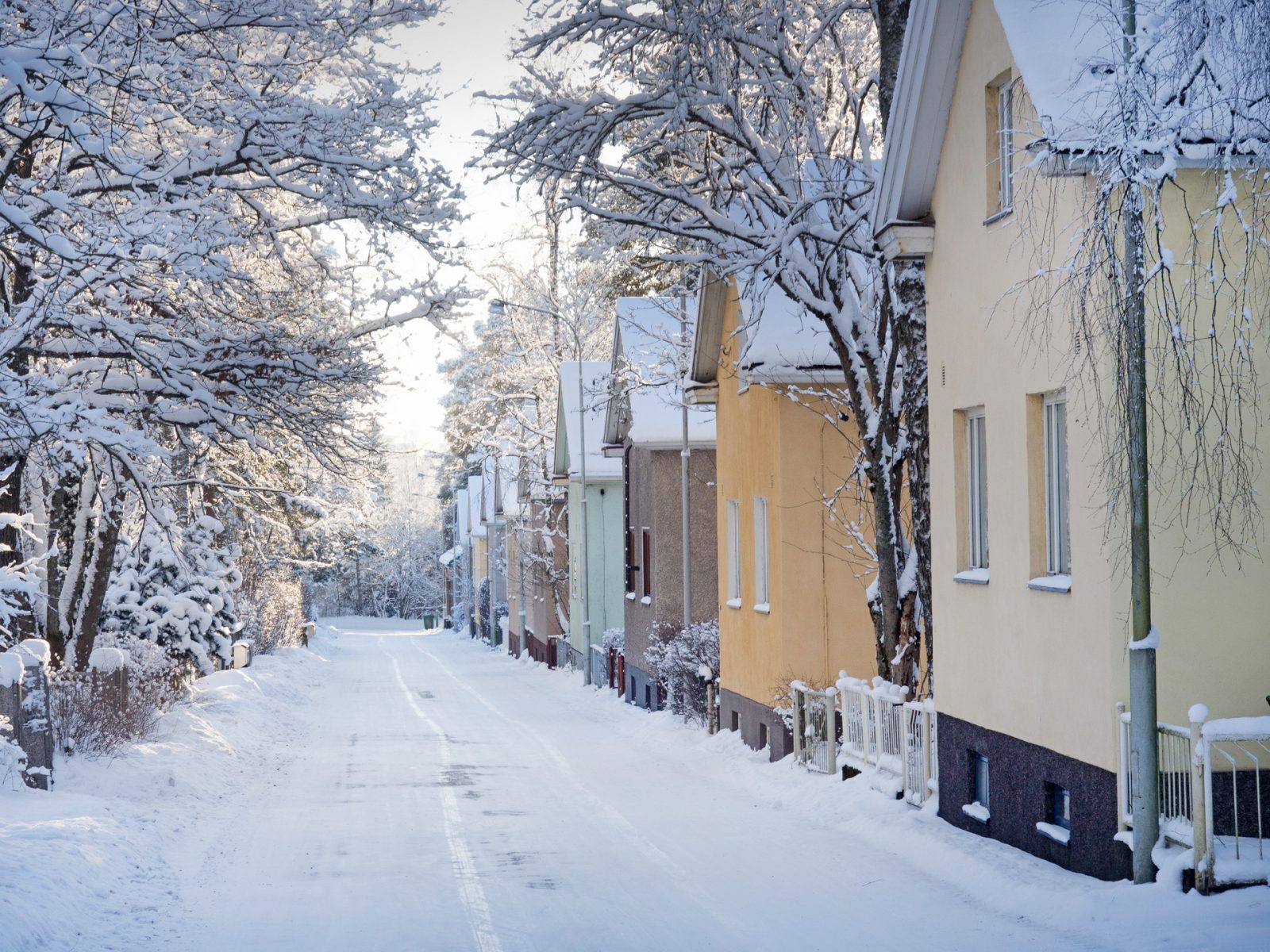 Omakotitaloalueen hyvin aurattu katu talvella.