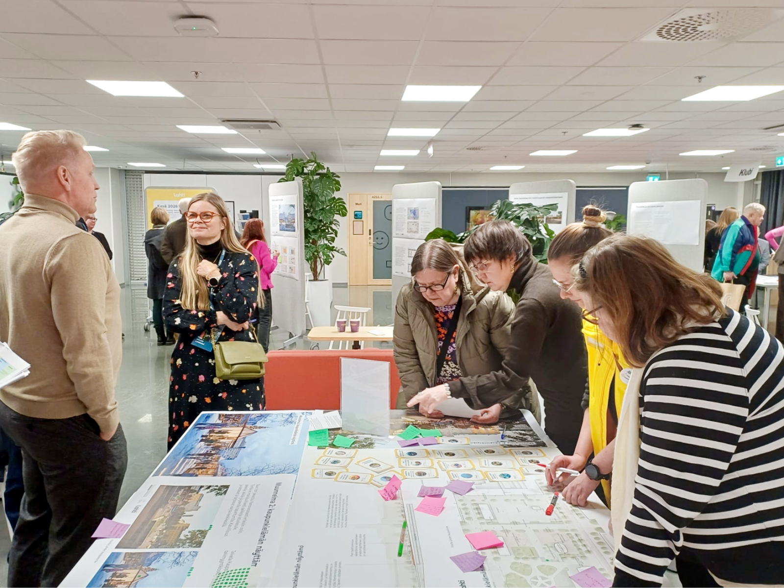 Työskentelyä pöydän äärellä torityöpajassa