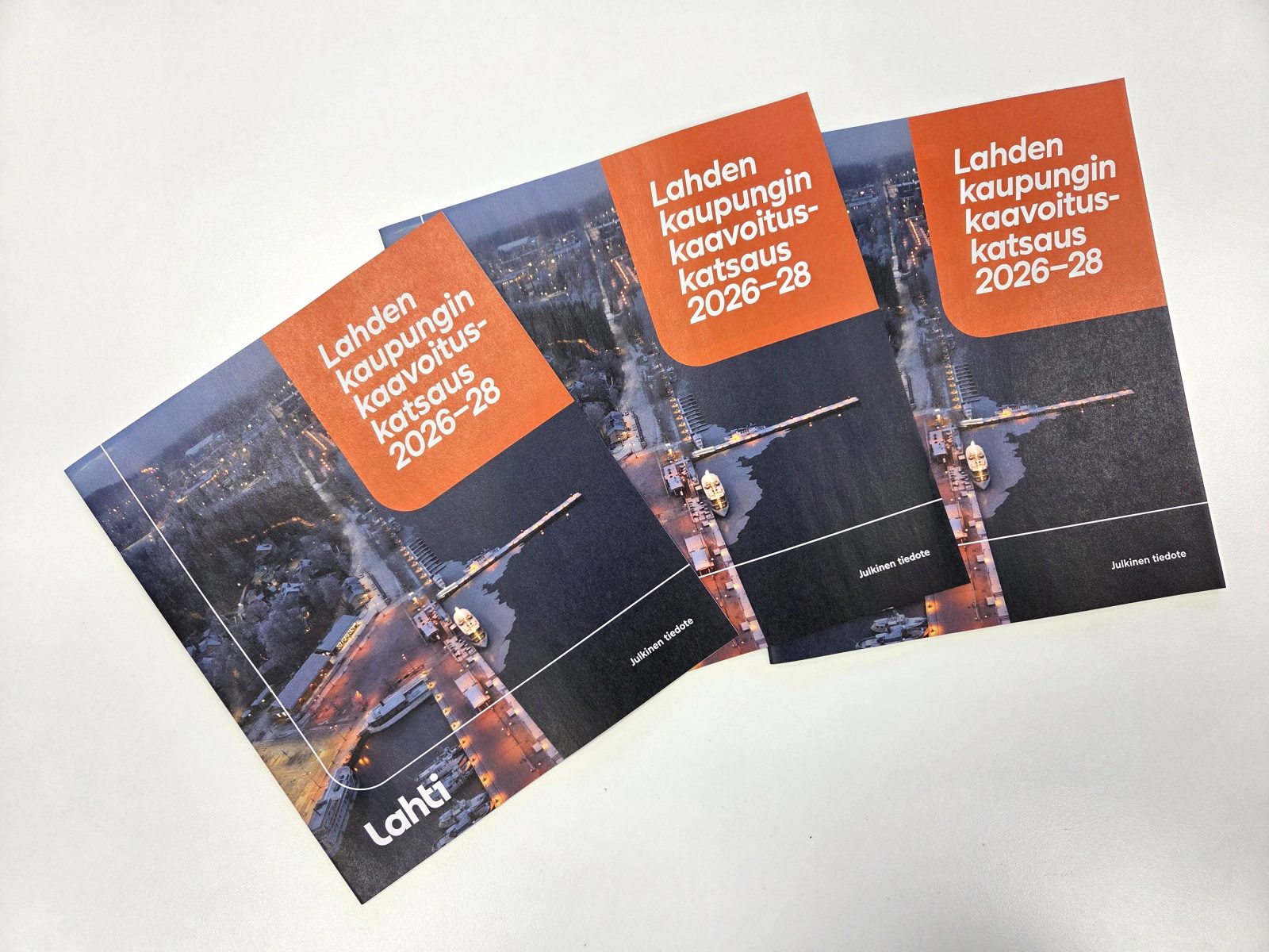 Kuvassa painettuja kaavoituskatsauksia pöydällä.