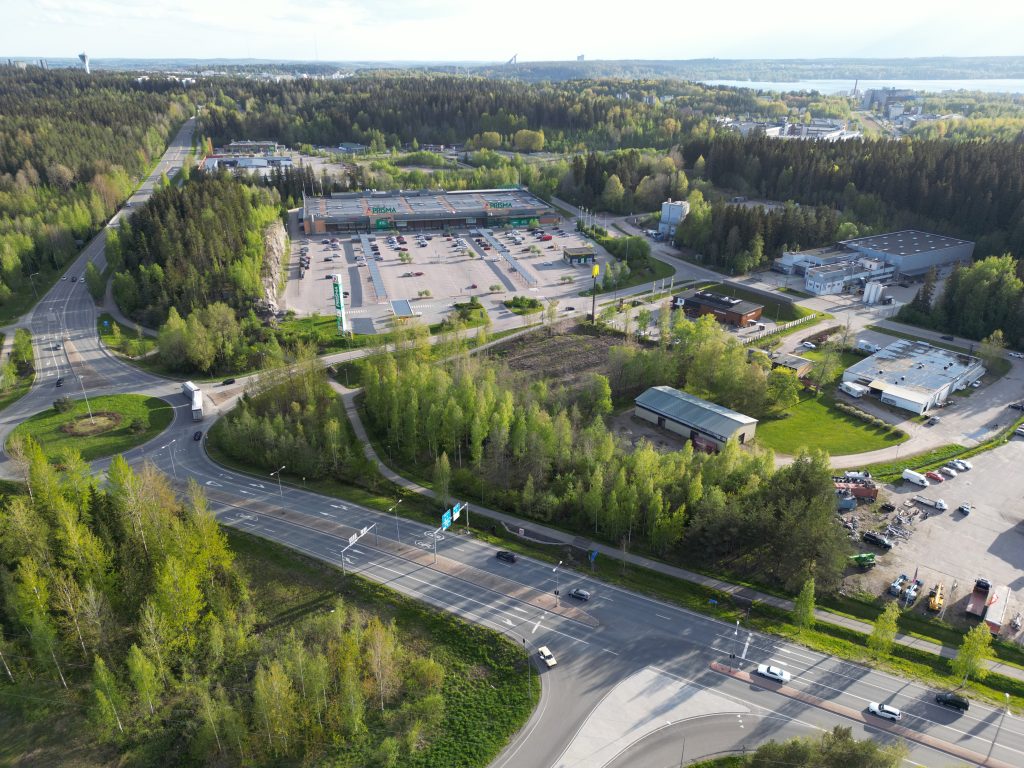 Ilmakuva Holman alueesta. Kuvassa ylhäällä Holman Prisman tontti ja alalaidassa Vääksyntie.