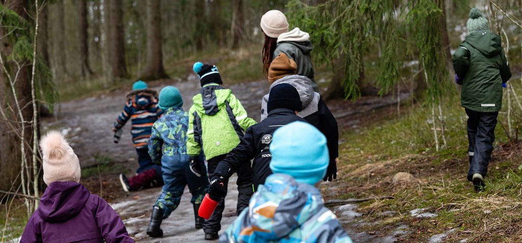 Lapsia metsäretkellä