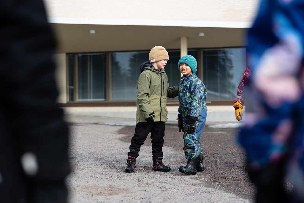 Pojat pihaleikeissä