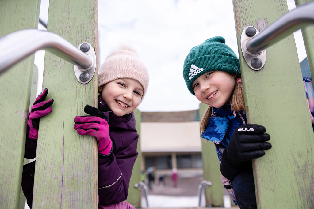 Tyttöjä pihaleikissä