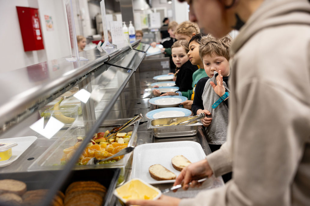 Lapsia välipalajonossa