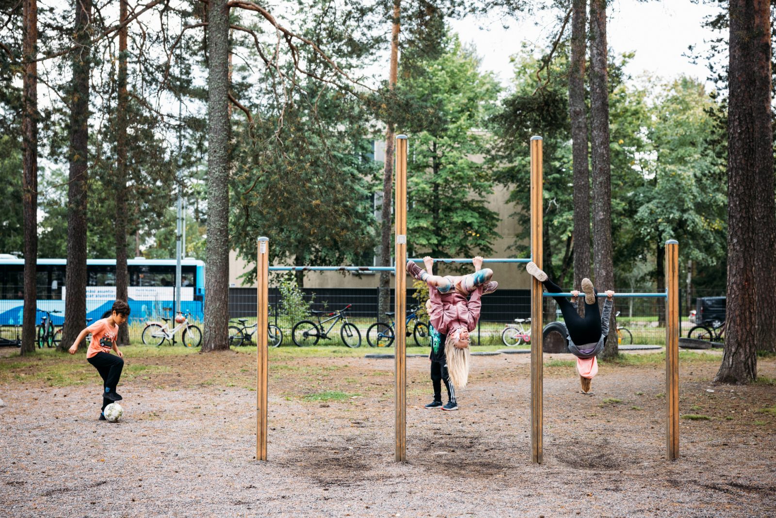 Lapsia leikkimässä ja liikkumassa koulunpihassa olevissa telineissä.