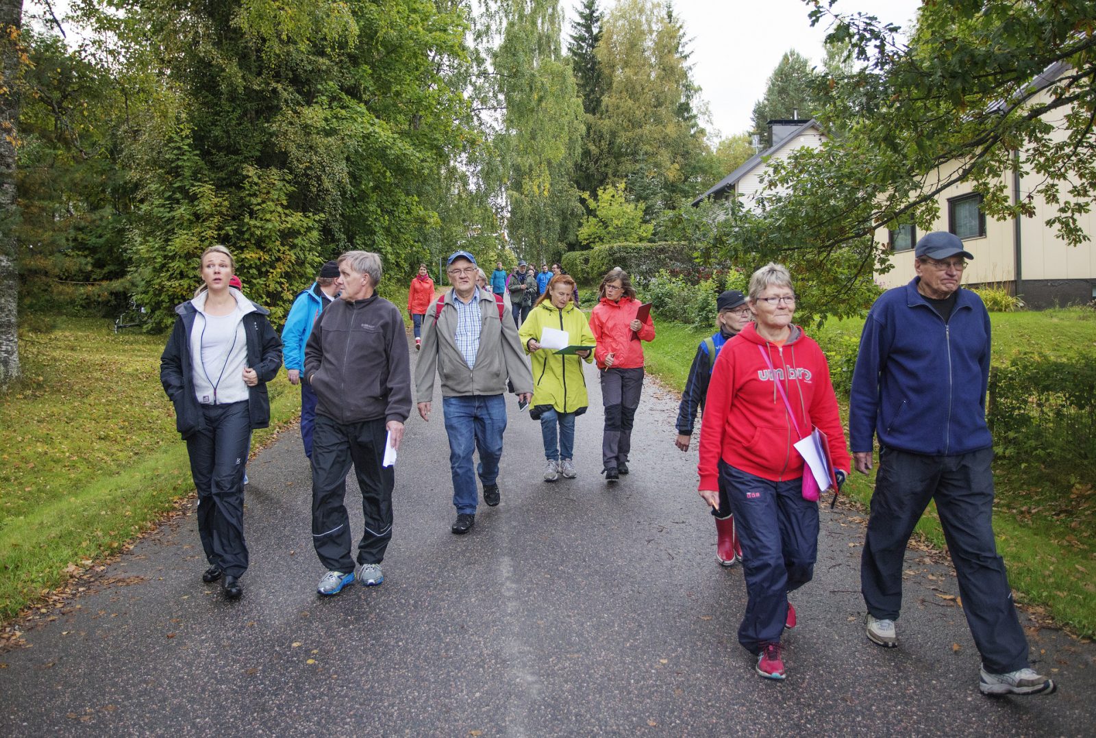 Kuvassa asukkaita Kerinkallio-kävelyllä