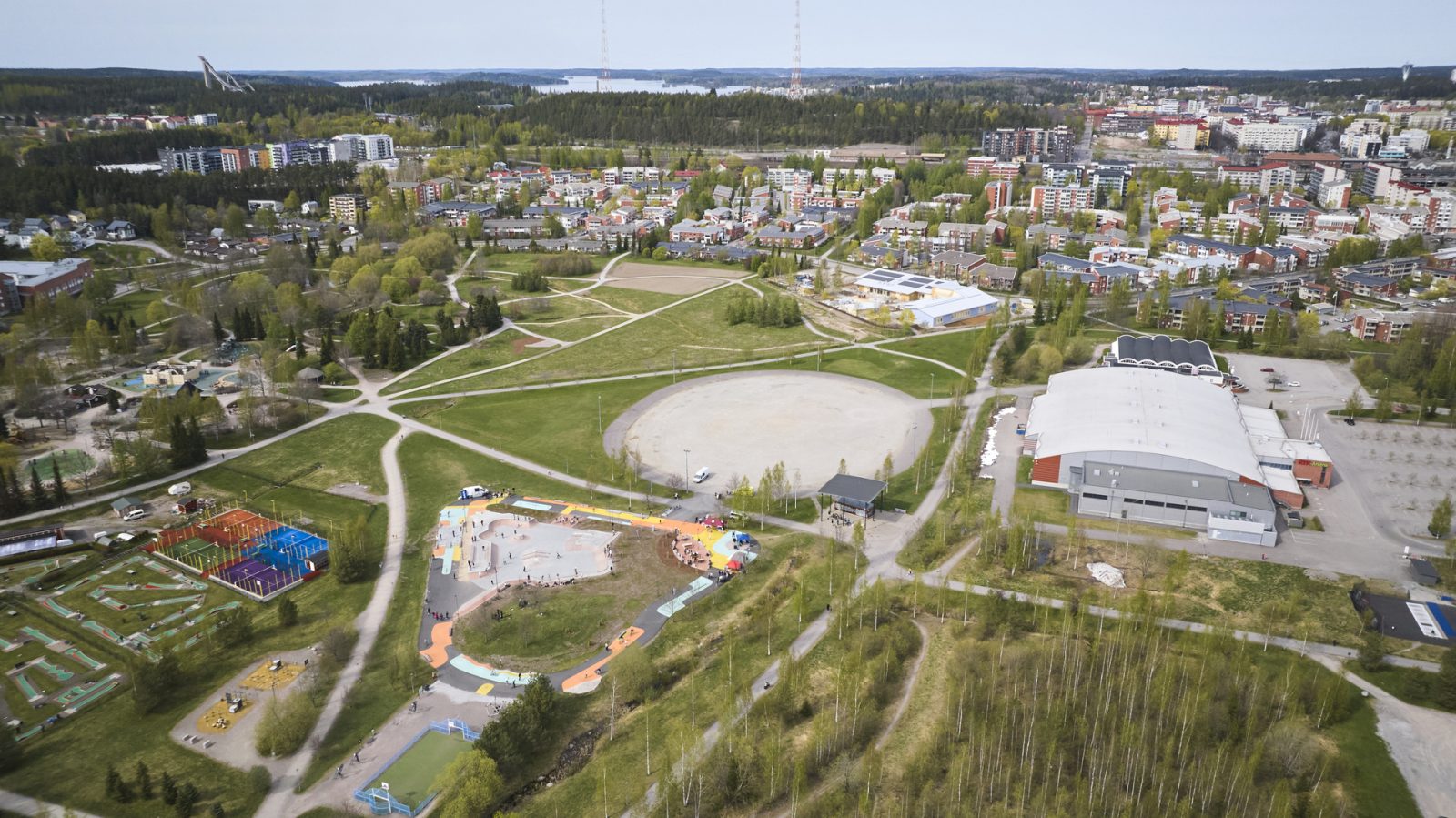 Launeen perhepuisto ylhäältä kuvattuna. Alaosassa skeittiparkki.