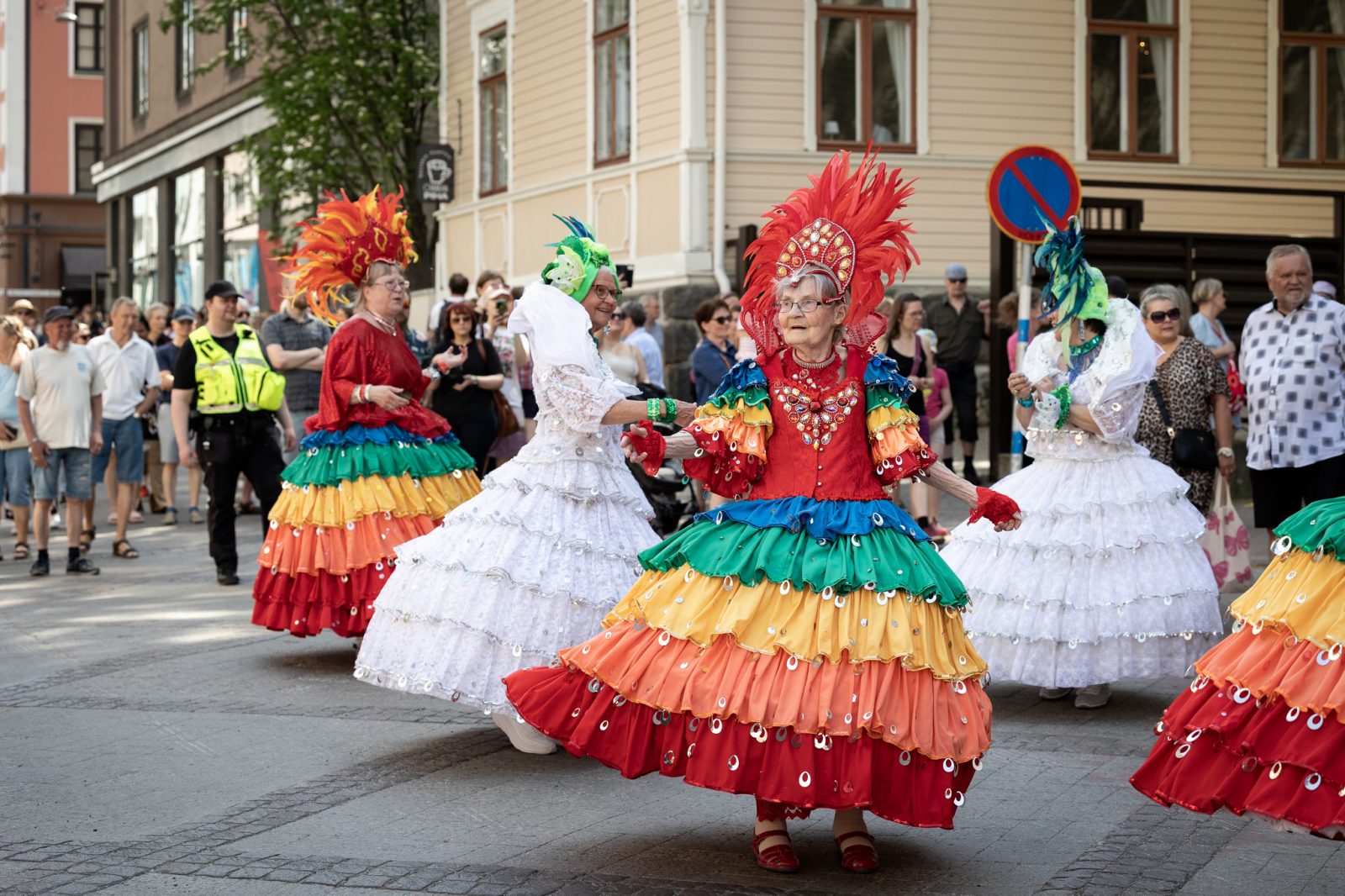 Sambaa tanssivia mummoja