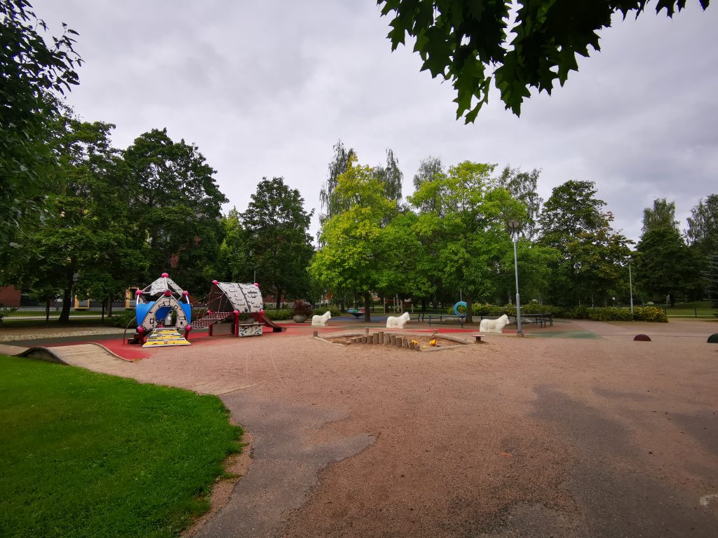 Launeen perhepuiston pienten lasten leikkipaikka