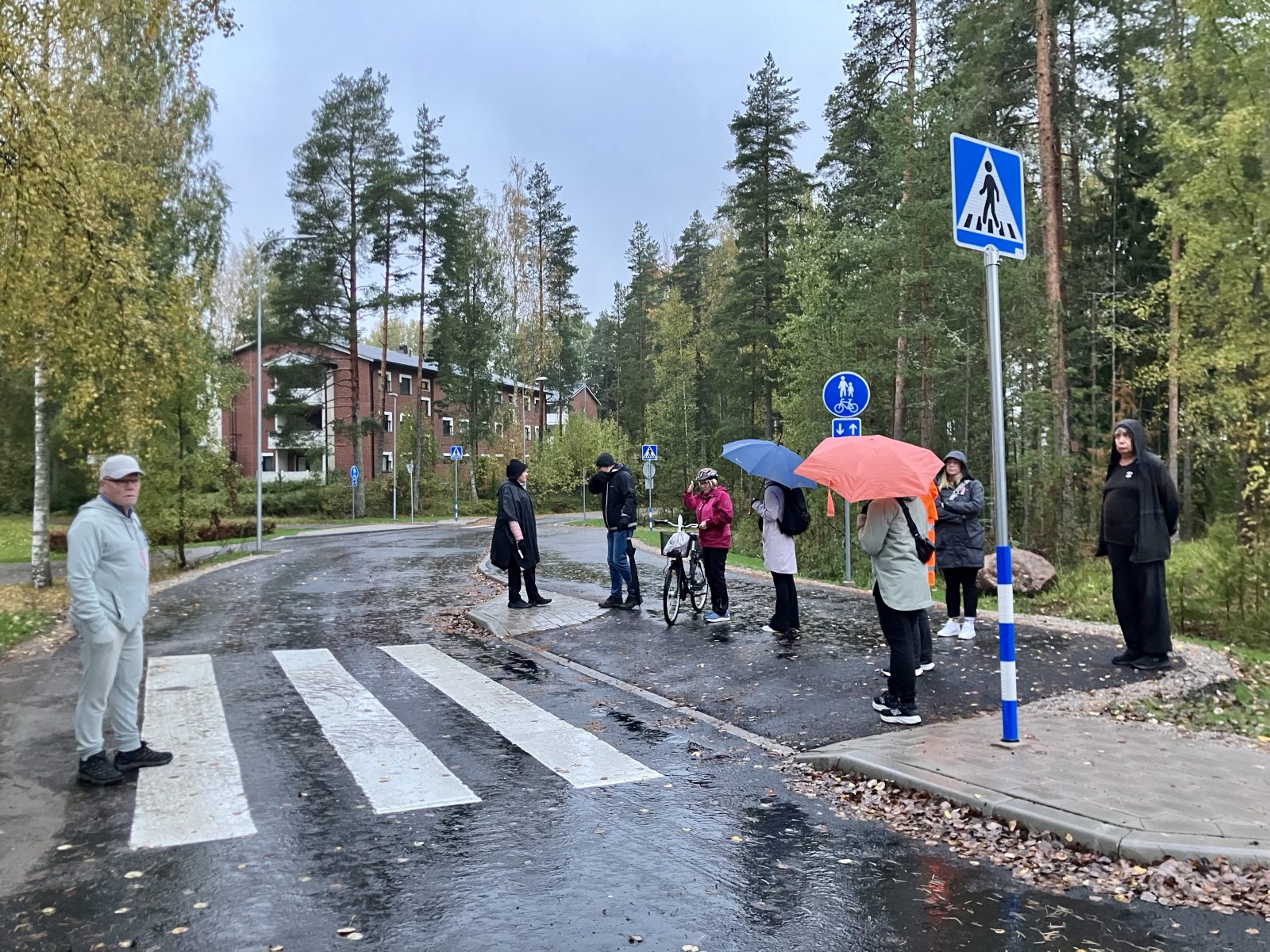 Asukasryhmä osallistui maastokierrokselle ja tutustui muun muassa uusin suojateihin ja tienylitystä lyhentäviin rakenteisiin.