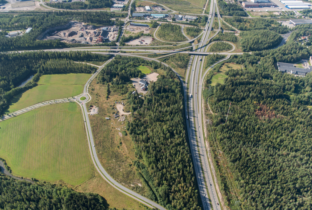 Ilmakuva Kariston ja Latomäen alueesta. Kuvassa pääosin metsää ja viheralueita sekä isoja teitä risteyksineen. Myös asutusta näkyy.