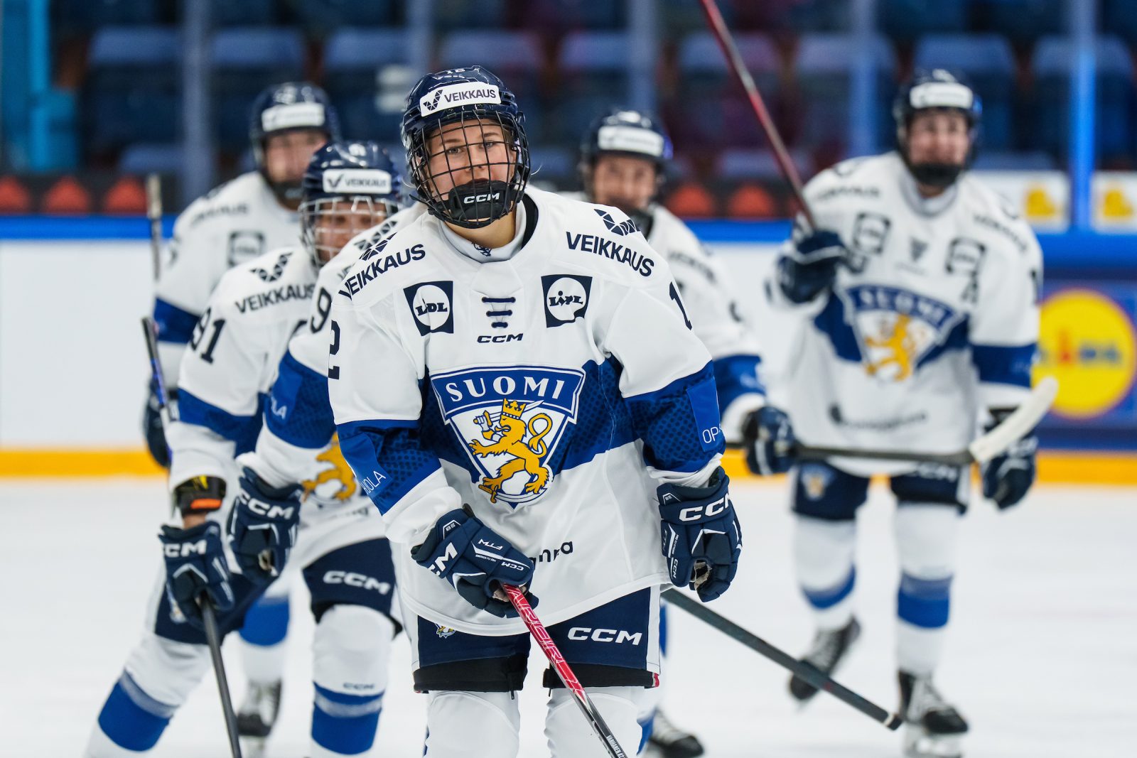 Jääkiekkoilijoita pelaamassa.