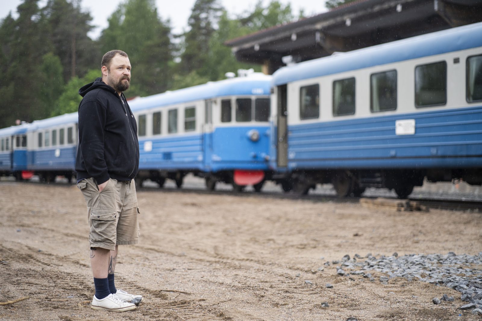 Lahti-Seuran puheenjohtaja Sauli Hirvonen Lättähattu-junan äärellä Topparoikan pyörittämällä Vierumäen asemalla. Lahden rautatieharrastastajat Topparoikka ry järjestää museojuna-ajoja useita kertoja vuodessa. Tällä kertaa Lättähattu-juna kulki väliä Lahti-Vierumäki-Heinola lauantaina 13.6.2026.