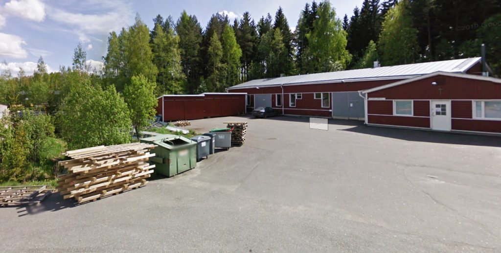 Kirjosillankatu 8:n suunnittelualueella sijaitsee matala yksikerroksinen rakennus.