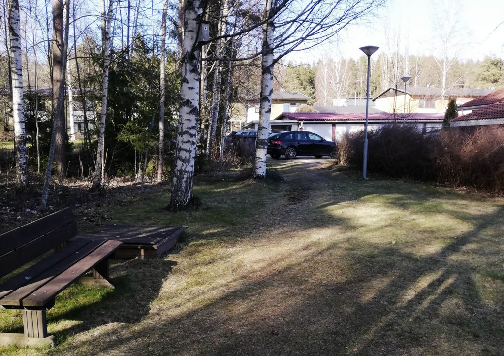 Suunnittelualueella sijaitseva rivitalo ja puistoaluetta.