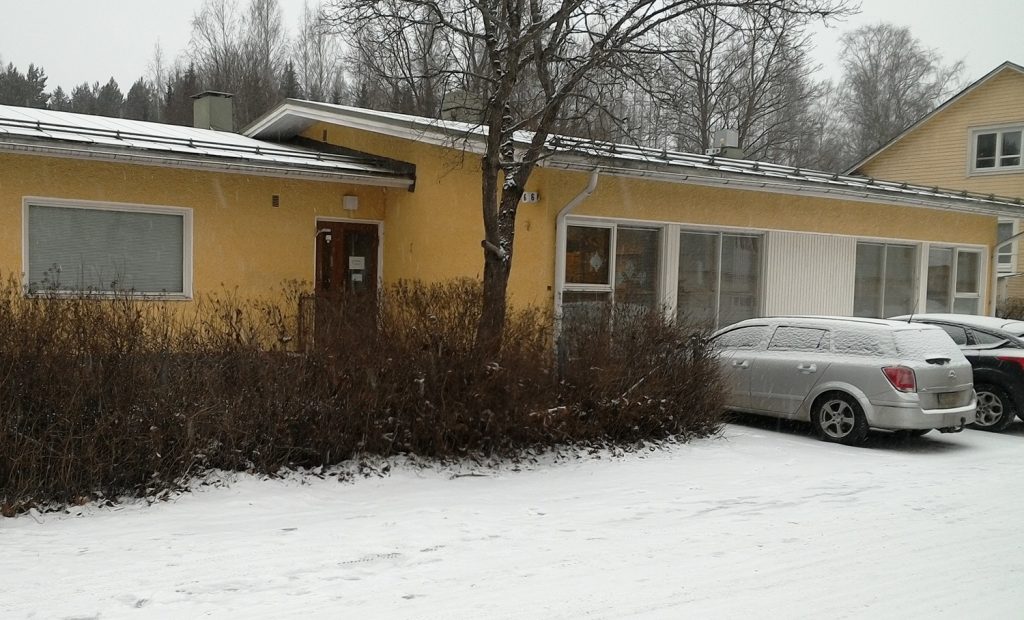 Kansakoulunkatu 6:ssa sijaitseva matala ja keltainen rakennus.