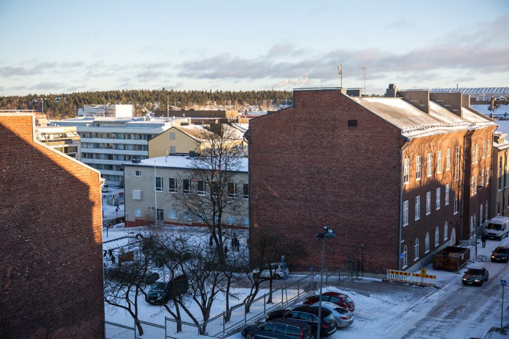 Harjun koulun punatiilinen rakennus Harjukadulla.