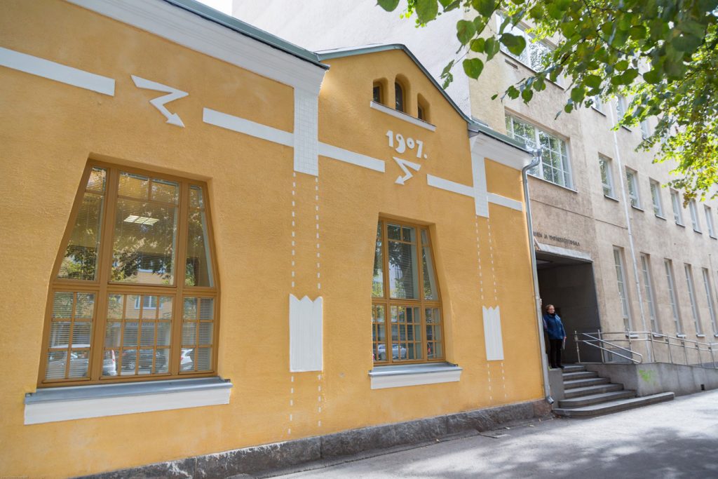 Vesijärvenkatu 11:ssa sijaitseva keltaiseksi rapattu vanha sähkölaitos.