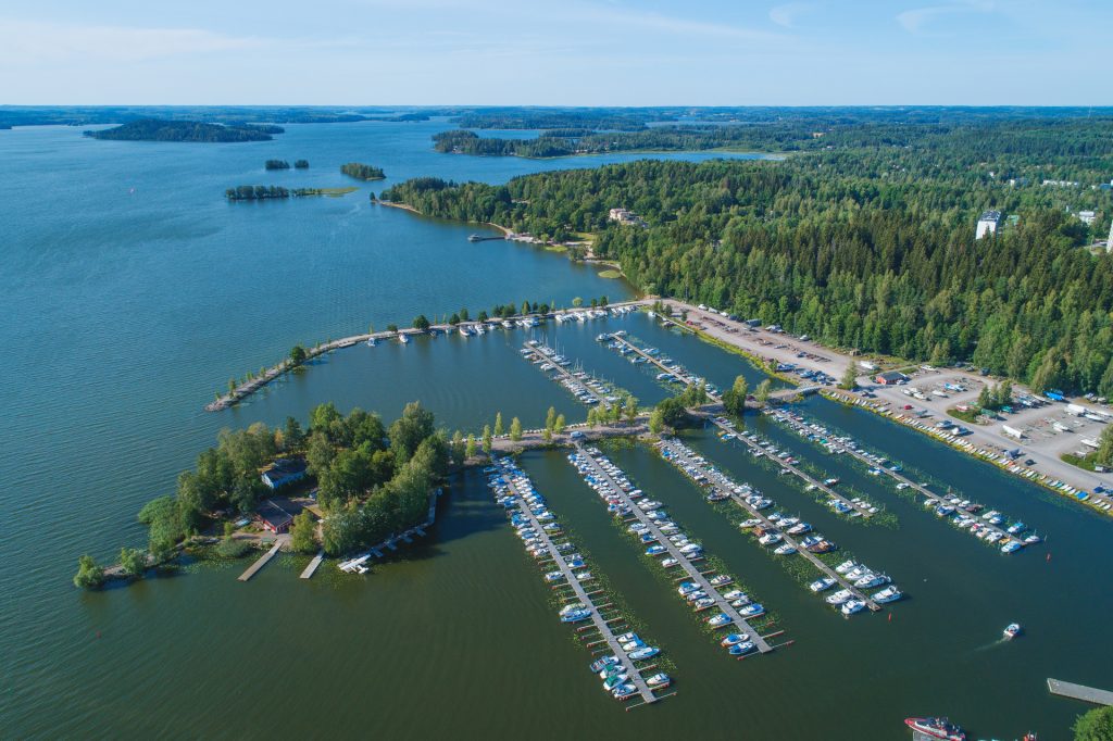 Veneitä Niemen satamassa sekä Kahvisaari