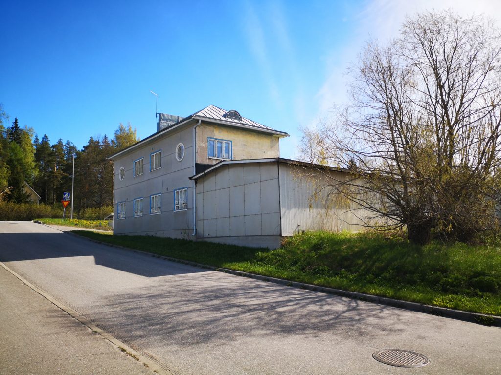 Lakkitehtaantien suunnittelualueella sijaitsee kaksikerroksinen vanha rakennus.