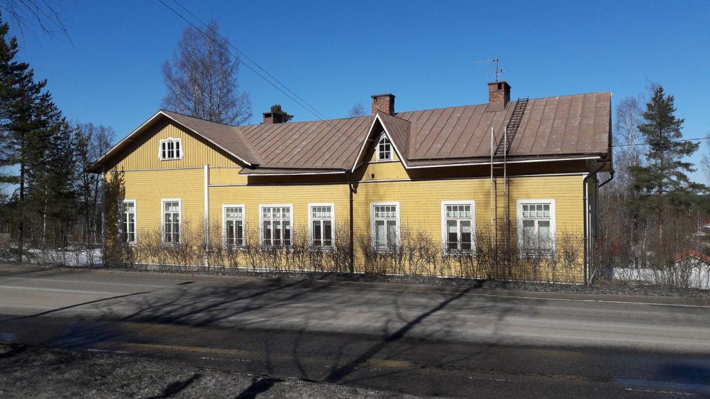Rinteen puukoulu on kaksikerroksinen kellertävä rakennus.
