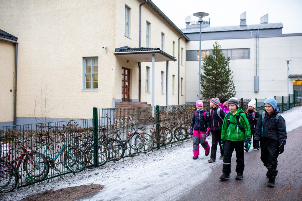Renkomäen koulun oppilaita kouluun kävelemässä