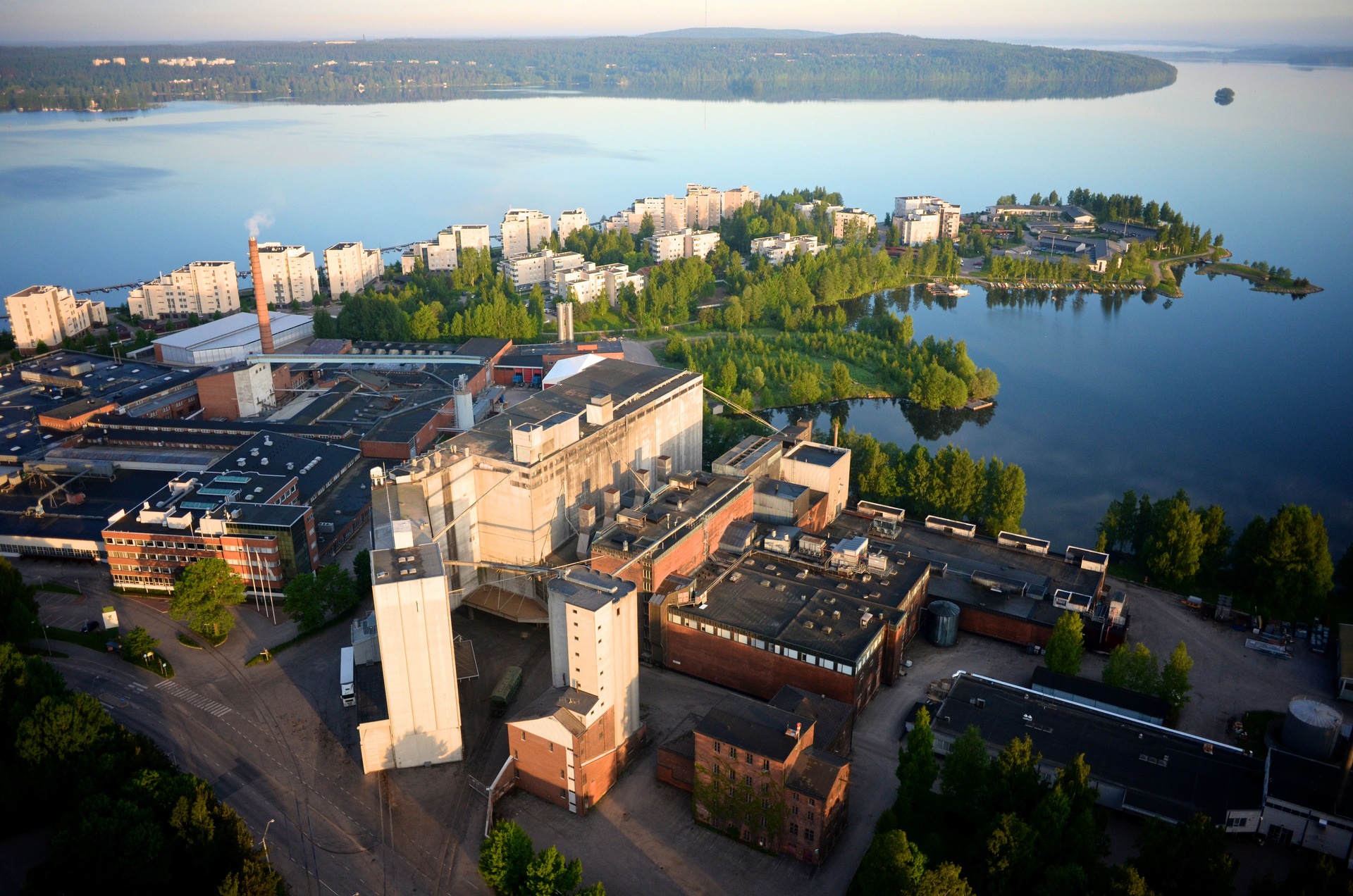 Niemessä toimii Polttimoiden tuotantolaitokset Vesijärven rannalla.